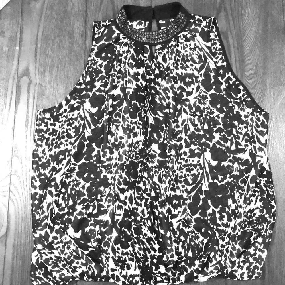 Black & white sleeveless blouse
